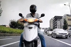 【動画】このうっかりさんすぎるスクーター（JOG）乗りｗｗｗ