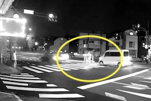 【環七】信号無視の自転車が車にはね飛ばされる動画がヤバい。