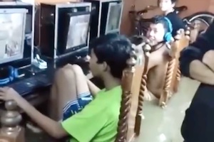 【動画】大洪水の中でもFPSゲームをやめられない子供達。