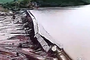 暴風雨警報が出ていた中国北部でダムが決壊。その瞬間の映像。
