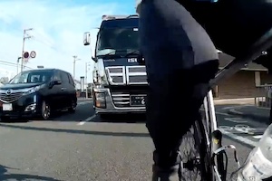 【大阪】体を張ってトラックの煽り運転を撮影する自転車乗りの動画が話題に。