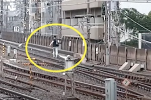 【動画】東急東横線で痴漢を疑われた男が線路を逃走して電車が22分の遅延。