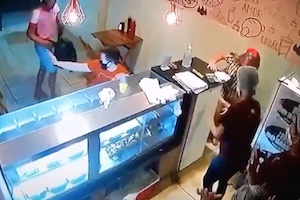 【衝撃】カフェのレジを狙った男女二人組の強盗、お客さんに射殺される。