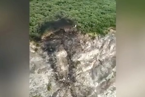 ロシアで旅客機が墜落。その墜落現場の映像が公開される。