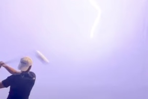 ゴルファーが打ったボールに雷が落ちるという奇跡の瞬間が撮影される。