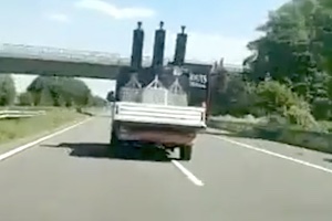 【動画】テスラモデル3、ある物を積んだトラックの後ろを走るとバグる事が判明ｗｗｗ