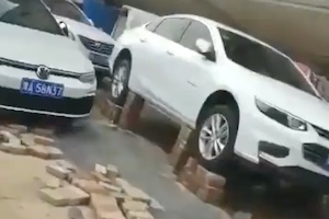 中国人器用すぎん？洪水を恐れて車の駐車位置を少しだけ高くする中国の人々。