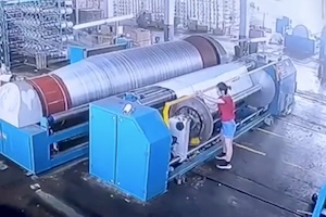 【中国】繊維工場で２９歳の女性従業員が大型機械に巻き込まれてしまう事故の映像。