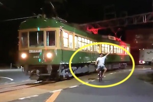 【動画】撮り鉄さん電車に被った外人さんに罵声を浴びせるｗｗｗ