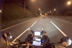 神回避。東名高速の連続落下物をギリギリで回避したバイク乗りの車載がこちら。