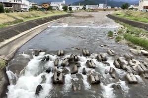 【新潟】普通の流れの川が一瞬で濁流に変貌する動画がすごい。