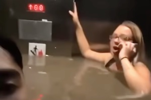 首元まで迫る水。洪水でエレベーターに閉じ込められた人たちの動画が怖すぎ。