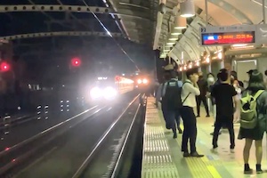 【動画】小田急の車内に刃物男。祖師ヶ谷大蔵駅の緊迫した様子が撮影される。