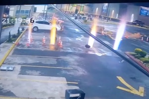 【衝撃】ショッピングセンターの駐車場が爆発。