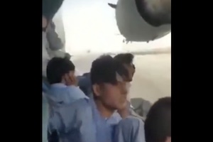 【アフガン】輸送機にしがみついていた側の人が撮影した映像が公開される。