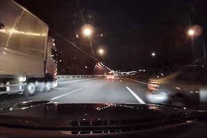 【神奈川】東名高速の追越車線に刺さっていた車をギリギリで避けたGRスープラ乗りの車載映像。