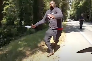 【動画】ほとんど自殺。包丁を振りかざしてきた黒人を射殺した警官のボディカム映像が公開される。