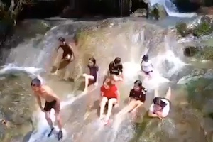 【動画】怖すぎ。緩やかだった滝が突然の大増水で2人死亡、1人行方不明に。