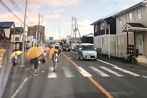 【栃木】横断歩道に小学生の列がいるのに止まらない車の動画が炎上中。