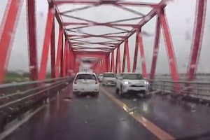 【岐阜】煽り運転されて大パニックに陥る女性運転手の動画が話題に。（音量注意）