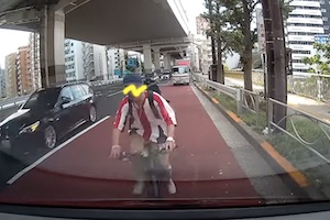 【目黒】スマホ運転でロールスロイスに当て逃げした自転車の動画。
