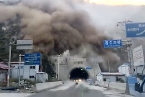 【衝撃】国道を襲った中国の山崩れの動画こええええええ(@_@;)
