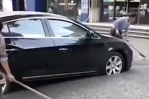 【動画】中国さん、駐車している車を無かった事にしてコンクリートを流し込んでしまうｗｗｗ