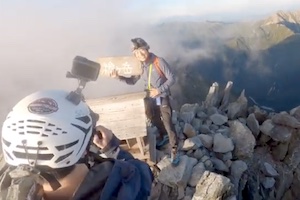 槍ヶ岳山頂（標高3180m）で地震に遭遇してしまった登山客たちの動画が話題に。