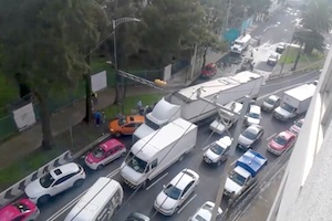 【動画】大渋滞の狭い隙間を抜けようとした大型トレーラーがご乱心。