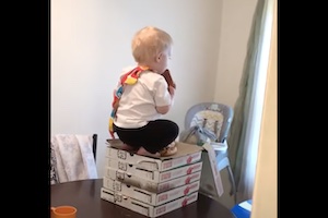 ピザをこっそり食べていたのを母親に発見された幼児の反応がかわいいｗｗｗ