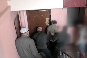 【衝撃】KGB職員vsテロ容疑者。アパートに踏み込んだKGB職員が撃ち殺されてしまう瞬間の内外カメラ。