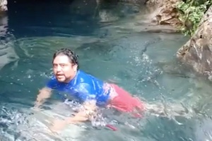 【動画】川の流れを甘くみて滝に飲まれてしまった男の映像。