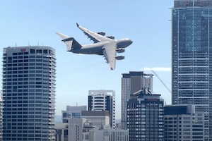 【大迫力】オーストラリア空軍の大型輸送機C-17がブリスベン上空を超低空飛行。