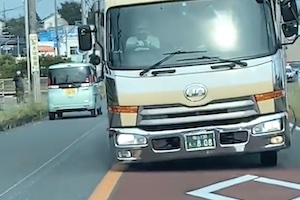 【静岡】パトカーに追われた暴走トラックの前に立ちはだかった正義のお父さんが話題に。