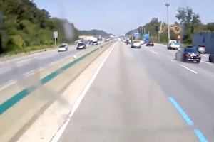 【衝撃】渋滞に追突しかけたお馬鹿さんが被害を拡大させるドラレコ動画。（韓国）