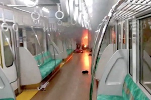 【動画】走行中の京王線内で刃物男が火をつけて炎上の動画が怖すぎる。