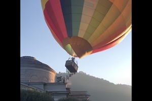 【動画】離陸に失敗した熱気球が神殿の貴重な彫刻を破壊してしまう。