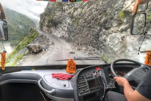 【動画】インド北部の山岳バス、やばい。