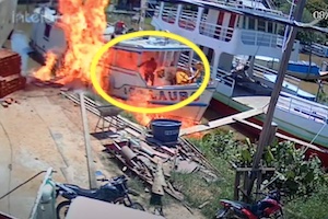 【衝撃】炎の中から命からがら逃げ出す男たち。燃料運搬船が爆発炎上してしまう事故の映像。