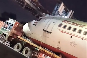 【動画】インドで陸上輸送中のエアバスA320が歩道橋に衝突してしまう事故。