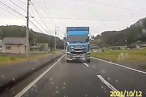 【岡山】車線を外れた大型トラックに危うく殺されるところだったドラレコ動画。