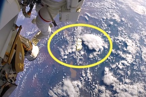 【宇宙】船外活動中の宇宙飛行士が誤って大きな荷物を落っことしてしまう動画。