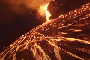 火山から流れ出す溶岩に低空で迫るドローンの空撮映像カッコヨスギ。