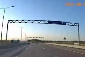 こんな不運ある？ロシアの高速道路がおそロシアなドライブレコーダー。