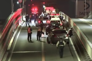 【大阪】阿倍野区で警察車列が3台の車に乗った男4人組に襲われる。