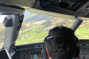 世界で最も着陸が難しい空港の一つ、パロ空港（ブータン）に着陸する飛行機のコクピット映像。