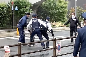 【逮捕】調布駅前の包丁男確保の瞬間を記録していた動画が公開される。
