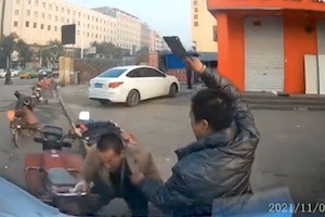 【動画】中華包丁で無差別に切りつける通り魔を正義のドライバーがぶっ飛ばす。