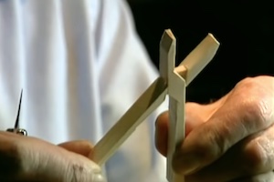 【動画】木の棒にわずか10回ナイフを入れるだけでウッドプライヤーを作ってしまう男。