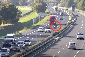 神回避。渋滞に猛スピードで突っ込んで来た車を避けたSUVが凄い動画。